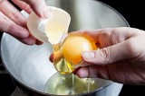 Jaki kolor żółtka ma dobre jajko? Poznasz po nim także jaja, które niekoniecznie warto zjeść. Zobacz, co mówi barwa o jakości
