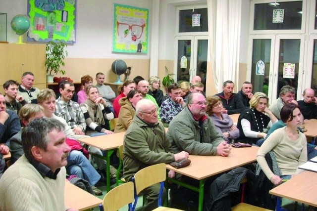 Na niedzielne spotkanie w sprawie przyszłości biblioteki publicznej przyszło kilkudziesięciu mieszkańców Woszczel.