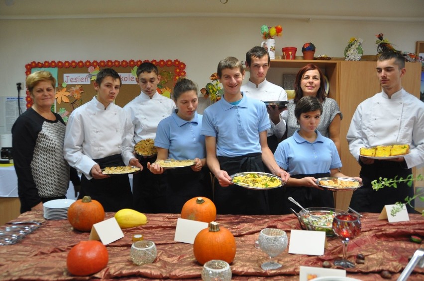 Dyniowe potrawy prezentują uczniowie: Dagmara Potocka,...