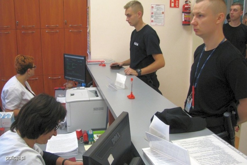Młodzi policjanci ze Słupska oddali krew potrzebującym [zdjęcia]