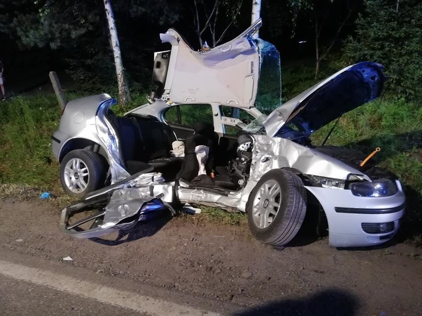 Przeginia Duchowna. Zderzenie samochodu osobowego z tirem. Pięć osób zakleszczonych