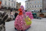 Gorlicka Kura Bronka rozsiadła się na Rynku. Ma stos wielkich pisanek, czeka na świąteczny jarmark