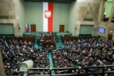 Nowy sondaż wyborczy. PiS tuż przed KO, różnica jest minimalna