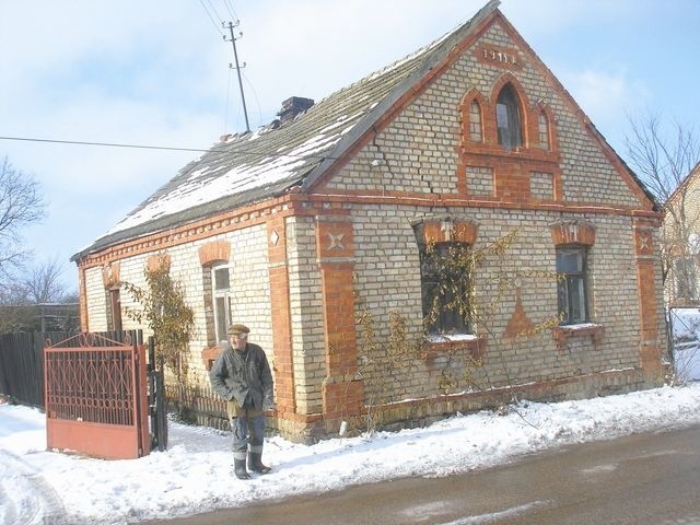 Najstarszy dom we wsi został zbudowany w 1911 roku. Mieszka w nim Wołosik.
