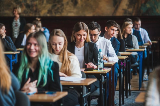 Maturzyści zmierzyli się z maturą z języka niemieckiego na poziomie podstawowym. Na naszej stronie znajdziecie proponowane odpowiedzi i arkusze CKE.Zobacz arkusz i poznaj sugerowane odpowiedzi na następnych stronach >>>