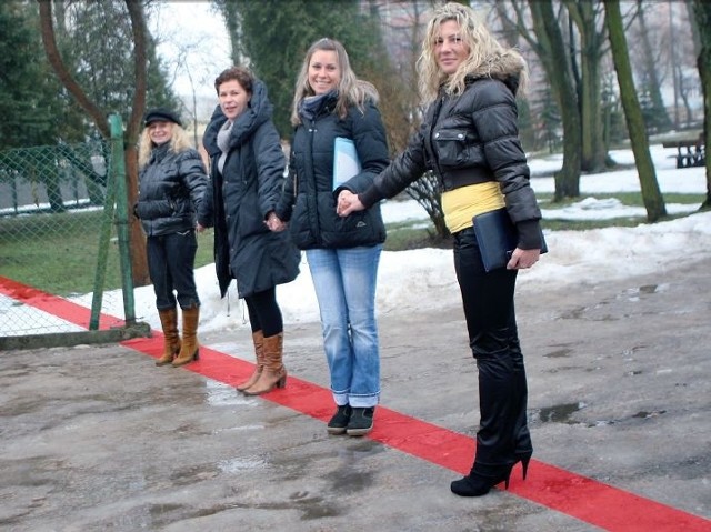 Uczennice liceum dla dorosłych Zespołu Szkół Agrotechnicznych w Słupsku (od lewej) Anna Rudnicka, Joanna Birecka, Katarzyna Semenowicz i Anna Pianka stoją wzdłuż linii 17.południka (oznaczony czerwoną linią).
