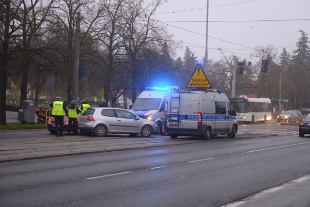 Po godzinie 5.30 na placu Rapackiego w Toruniu doszło do śmiertelnego potrącenia. Kierowca peugeota 306 potrącił na przejściu dla pieszych mężczyznę. W tym czasie sygnalizacja świetlna była w trybie pulsacyjnym. W wyniku wypadku przechodzący przez jezdnię człowiek poni&oacute;sł śmierć na miejscu. W tej chwili trwają czynności policyjne. Kierowca był trzeźwy.(MF)&lt;center&gt;&lt;iframe src=&quot;//get.x-link.pl/e8200df6-9082-fe9f-7c67-2c292c5fa05f,77f1c476-f3b2-239d-1a15-3282d8786c27,embed.html&quot; width=&quot;640&quot; height=&quot;360&quot; frameborder=&quot;0&quot; webkitallowfullscreen=&quot;&quot; mozallowfullscreen=&quot;&quot; allowfullscreen=&quot;&quot;&gt;&lt;/iframe&gt;&lt;/center&gt;