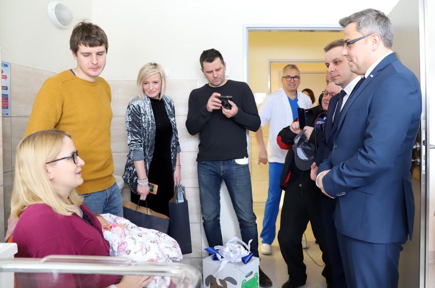 Wojewoda śląski odwiedził pierwszego noworodka urodzonego w...