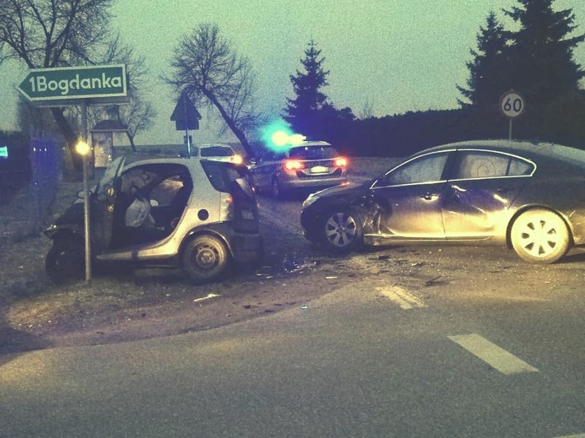 Wypadek pod Brzezinami. Zderzenie dwóch samochodów - jedna osoba została ranna