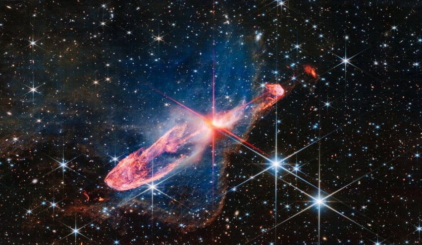 Teleskop Jamesa Webba uchwycił dwie bliskie sobie gwiazdy w...