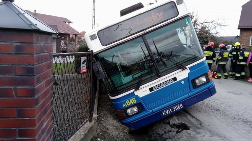 Wypadek autobusu MPK pod Krakowem, pięć osób rannych [ZDJĘCIA]