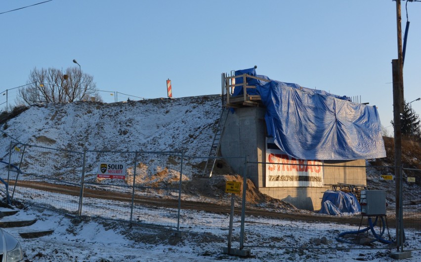 Remont starego mostu w Ostrołęce: rozpoczął się montaż przęseł łączących filary przeprawy [ZDJĘCIA+WIDEO]