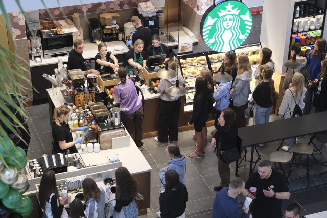 Pierwszą kawiarnię sieci Starbucks w Toruniu otwarto w piątek, 28 lipca, w centrum handlowym Toruń Plaza. Na pierwszych 500 klientów czekały darmowe upominki. Już od rana ustawiła się po nią spora kolejka!
