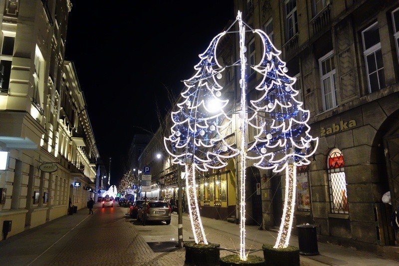 Świąteczna iluminacja na Piotrkowskiej już świeci [ZDJĘCIA]