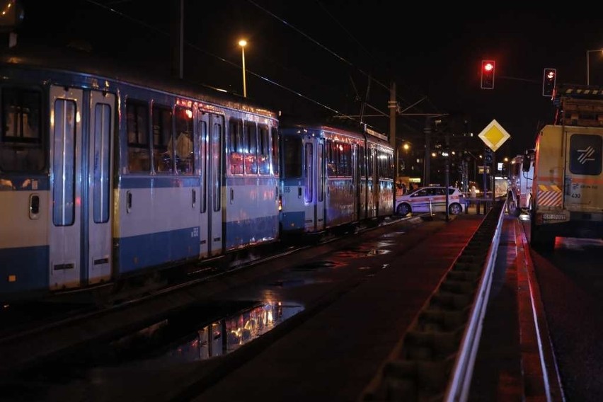 Kraków. Zderzenie tramwaju z autobusem na al. Jana Pawła II. Są ranni [ZDJĘCIA]