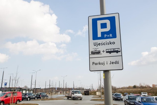 Kliknij w strzałkę, żeby poznać dokładne lokalizacje parkingów