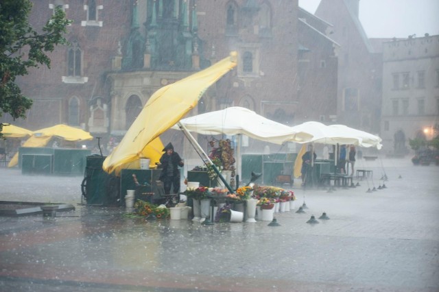 Jeszcze w poniedziałek synoptycy wydadzą ostrzeżenia meteorologiczne dla regionów - od Lubuskiego, Dolnego Śląska przez Opolszczyznę, woj. śląskie i małopolskie.