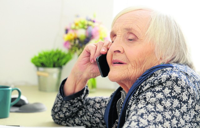 Nieuczciwi telemarketerzy i naciągacze świadomie wybierają na swoje ofiary osoby starsze, chore i niezaradne. Nie tylko sprzedają im bardzo drogie towary, ale wyłudzają też drażliwe dane osobowe