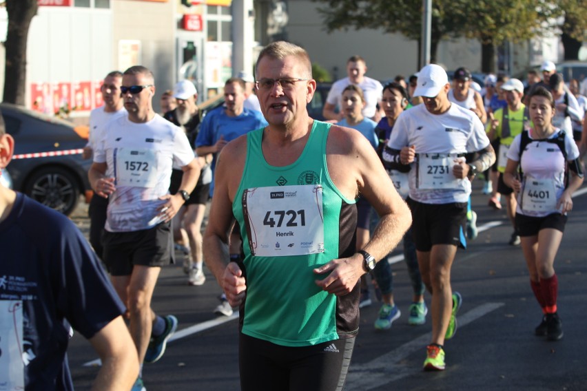 Zdjęcia z maratonu w Poznaniu 2018 - biegacze na pierwszym...