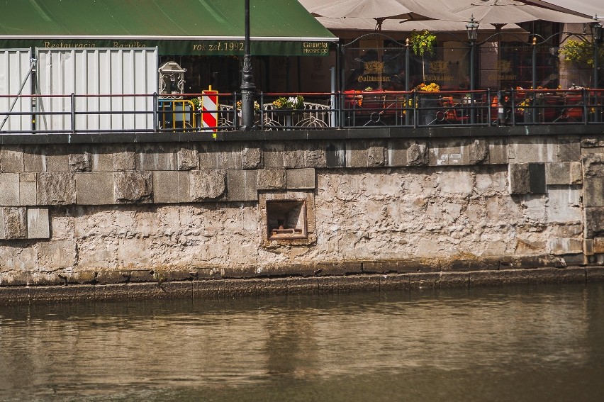 Zapadł się fragment chodnika na Długim Pobrzeżu.