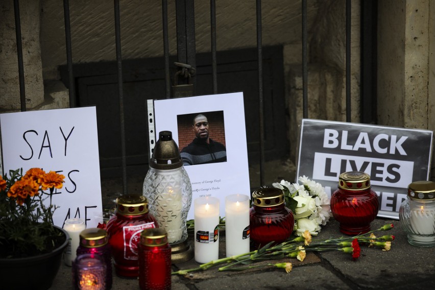 Krakowianie oddają hołd Afroamerykaninowi George'owi Floydowi zamordowanemu przez funkcjonariusza policji w USA
