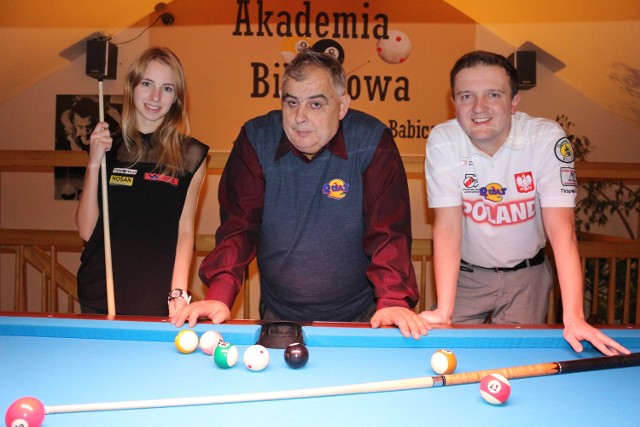 Od lewej: mistrzyni Europy Oliwia Czupryńska, prezes firmy Quay, Zbigniew Przybylski i najlepszy polski bilardzista, Radosław Babica