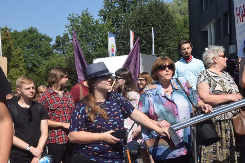 Protest pracowników Huty Szkła w Zawierciu ZDJĘCIA