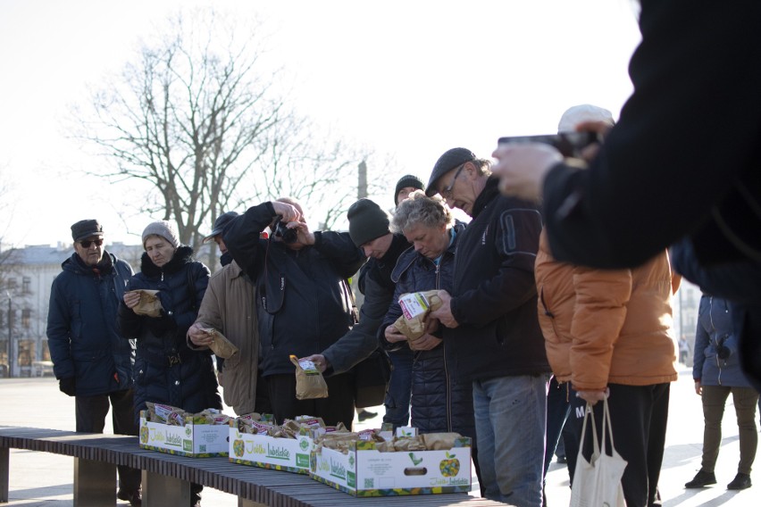 Rolnicy rozdawali jabłka na placu Litewskim. "Jesteśmy odcięci od rynku"