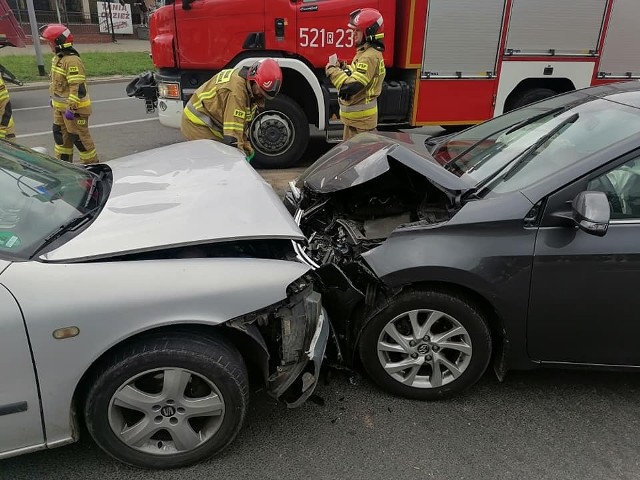 W środę na ul. Jagiellońskiej w Przeworsku doszło do zderzenia dwóch samochodów osobowych. Na szczęście nikt nie ucierpiał. W działaniach brały udział dwa zastępy JRG Przeworsk.