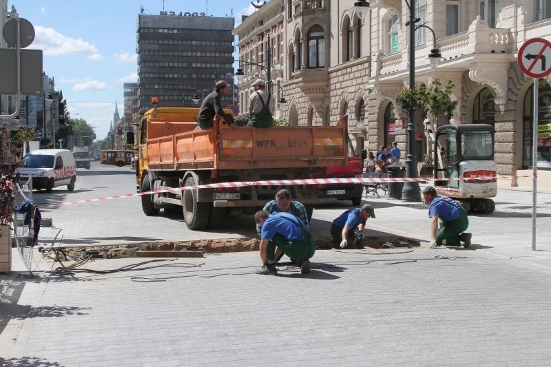 Budują zasieki na Piotrkowskiej [zdjęcia]