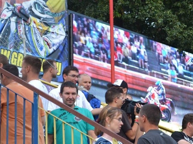 Kibice wybierają się w niedzielę na stadion przy ul. Hallera, żeby na wielkim  ekranie śledzić mecz w Lublinie