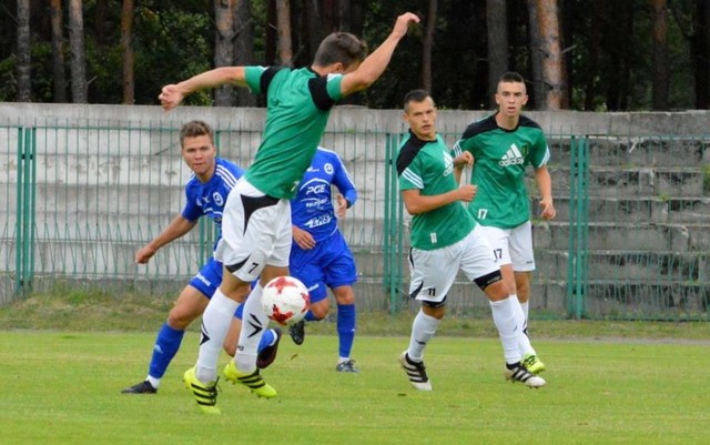 Piłkarze Stali Stalowa Wola (zielone koszulki) mają teraz przed sobą niedzielny mecz Pucharu Polski z Sokołem w Ostródzie.