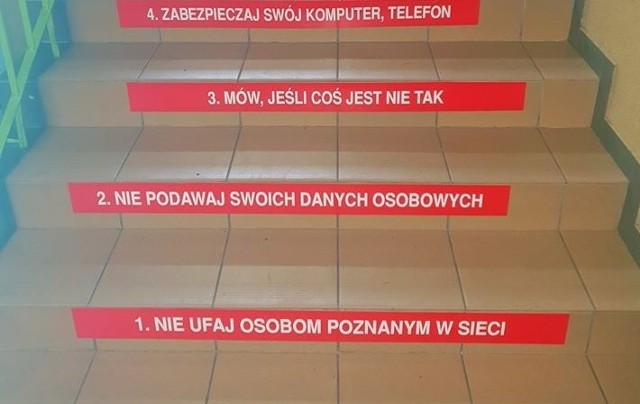 Spacerujący po szkole uczniowie chcąc nie chcąc przyswajają te zasady. Reakcje internautów są jednoznaczne: "Rewelacja", "Wspaniały pomysł", "Super".