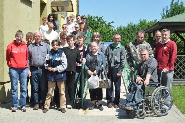 Niemieccy i polscy niepełnosprawni wraz z opiekunami przed wyjazdem z koneckich Warsztatów Terapii Zajęciowej.