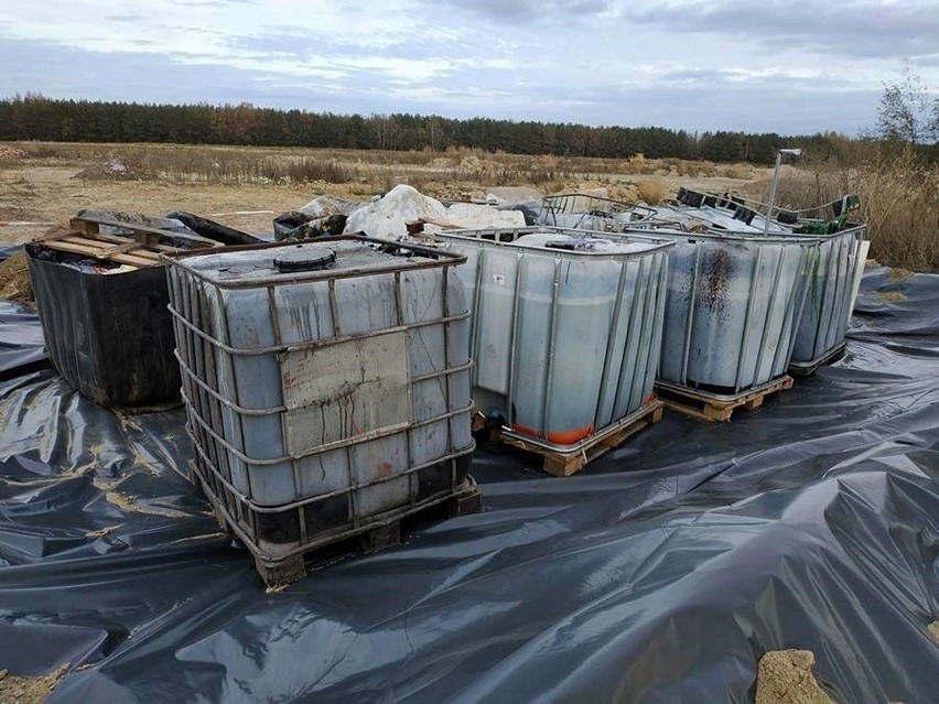 Gmina Niemce. Po 2 latach blisko 3 tys. litrów niebezpiecznych odpadów w końcu zniknęło z Osówki