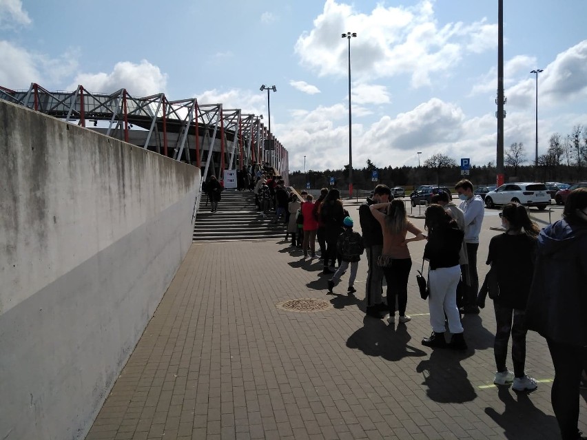 Białystok. Na stadionie miejskim trwa Festiwal Roślin. Kilkusetmetrowa kolejka nie odstrasza i każdy wychodzi z kwiatami (zdjęcia) 