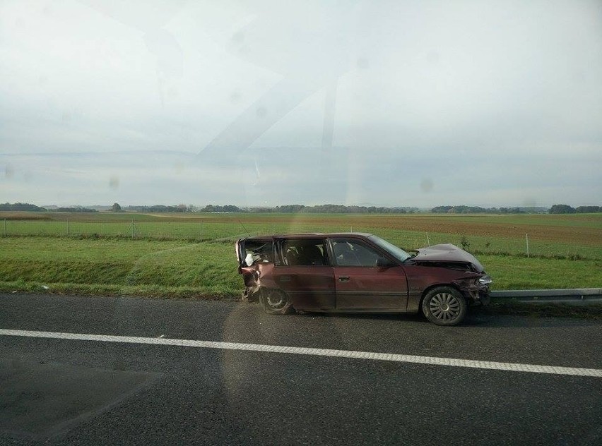 Wypadek na A4. Kierowca BMW uciekł. Policja szukała go w polu kukurydzy (ZDJĘCIA)