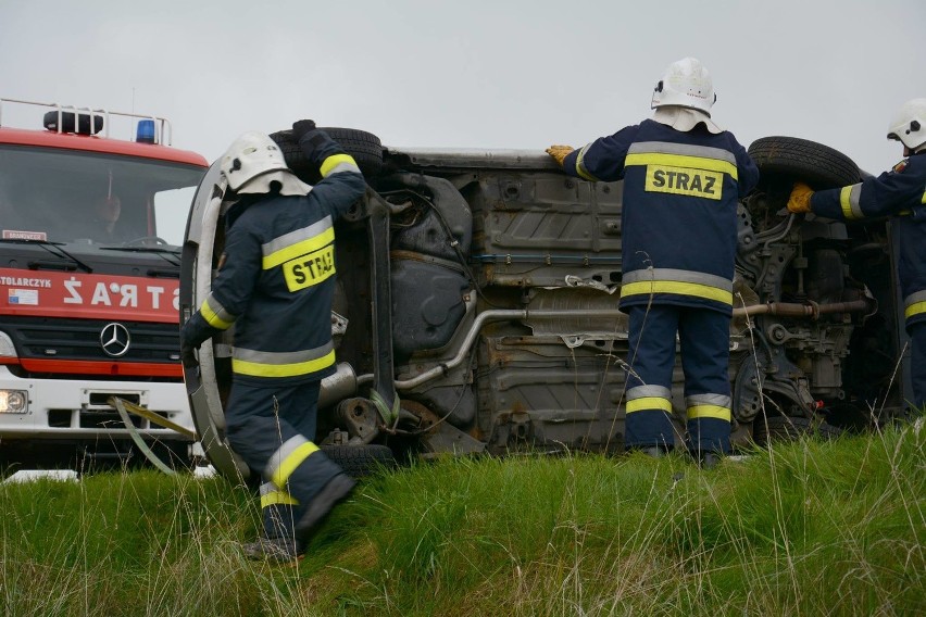 Fiat wypadł z drogi, zatrzymał się na słupie (zdjęcia)