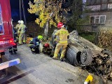 Wypadek w Przybysławicach. Ford uderzył w betonowe ogrodzenie, drzewo, a potem dachował. Kto prowadził?