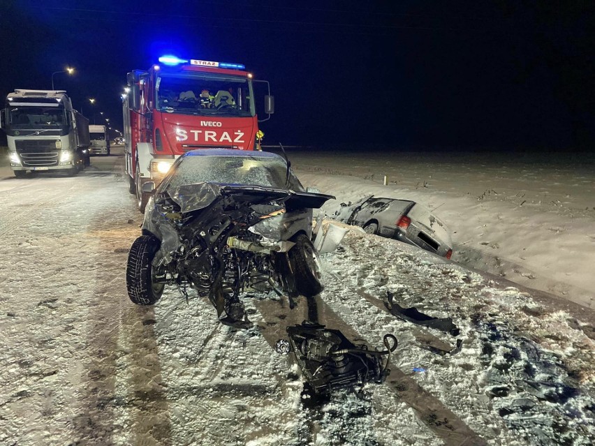 Fatalne warunki na podlaskich drogach (15.01). Śnieżyce, lód na drogach, samochody w rowach