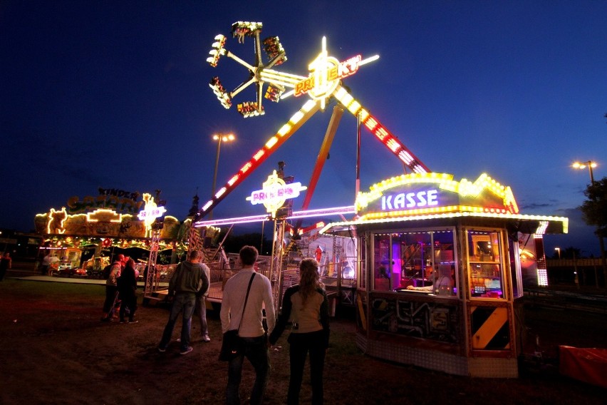 Wrocław: Lunapark na pl. Społecznym nocą przyciąga wzrok. Działa do godz. 23 (ZDJĘCIA, CENNIK)