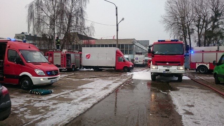 Pożar centrum motoryzacyjnego na alei  Hallera w Gdańsku