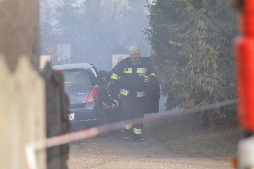 Strażacy w niedzielę od godziny 8 toczą nierówną walkę z...