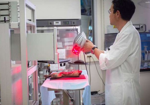 Biodrukarka 3D, za pomocą której można „wydrukować” nową skórę, może zrewolucjonizować dotychczasowe metody leczenia przewlekłych ran.
