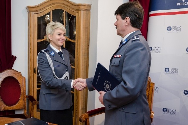 Oficjalne wprowadzenie na stanowiska Zastępców Komendanta Szkoły Policji w Słupsku odbyło się podczas cotygodniowej odprawy kadry kierowniczej. Stanowiska Zastępcy Komendanta objęli pełniący dotychczas te obowiązki mł.insp. Dorota Przypolska i mł.insp. Piotr Cekała. Wprowadzenia dokonał Komendant Szkoły insp. Jacek Gil.Mł. insp. Dorota Przypolska służbę w Policji pełni od 1 września 1991 roku, w Szkole Policji w Słupsku od 1 lipca 1995 roku. Od początku realizowała zadania na stanowiskach dydaktycznych, począwszy od starszego technika, następnie kolejno młodszego wykładowcy, wykładowcy, starszego wykładowcy, zastępcy kierownika Zakładu Prawa. Wysoka ocena wywiązywania się z zadań służbowych była podstawą do powierzenia jej obowiązków, a następnie mianowania na stanowisko kierownika Zakładu Służby Kryminalnej. Od 7 listopada 2018 roku zostały jej powierzone obowiązki Zastępcy Komendanta Szkoły Policji w Słupsku. Jest absolwentką Uniwersytetu im. M. Kopernika w Toruniu, Politechniki Koszalińskiej oraz Wyższej Szkoły Policji w Szczytnie.Mł. insp. Piotr Cekała służbę w Policji rozpoczął w 1995 roku w Oddziale Prewencji Komendy Stołecznej Policji. Od marca 1997 roku do września 2000 roku pełnił służbę w pionie prewencji Komendy Miejskiej Policji w Słupsku, a od 1 października 2000 roku - w Szkole Policji w Słupsku. Początkowo na stanowisku szefa kompanii Zakładu Działań Zespołowych Policji, wykładowcy Zakładu Prawa i Taktyki Kryminalnej, eksperta Wydziału Kadr i Naczelnika Wydziału ds. Ochrony Informacji Niejawnych. Jest absolwentem Pomorskiej Akademii Pedagogicznej w Słupsku, Uniwersytetu Szczecińskiego oraz Wyższej Szkole Policji w Szczytnie. W roku 2010 został wyróżniony Brązową Odznaką „Zasłużony Policjant”, a w 2015 roku - Brązowym Medalem „Za Długoletnią służbę”.W trakcie odprawy kierowniczej Komendant Szkoły wręczył także akty mianowania na stanowiska kierownika i naczelnika policjantom dotychczas pełniącym te obowiązki. Kierownikiem Zakładu Służby Kryminalnej mianowana została podinsp. Agnieszka Hanak, a naczelnikiem Wydziału do Spraw Ochrony Informacji Niejawnych - podinsp. Zbigniew Banasiak.