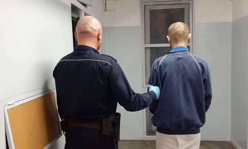 Wieluń. Chciał ukraść wódkę i wino, pobił ochroniarza. 33-latek aresztowany
