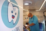 Dentobus w Kluczborku. Darmowe badanie zębów dzieci i młodzieży na parkingu przy Kauflandzie