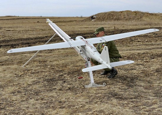 Rosyjski dron Orłan-10, wykorzystywany do naprowadzania na cel, nie poleciałby bez japońskiego silnika, nie naprowadziłby na cel bez japońskiej kamery i byłby bezużyteczny bez innego zachodniego wyposażenia