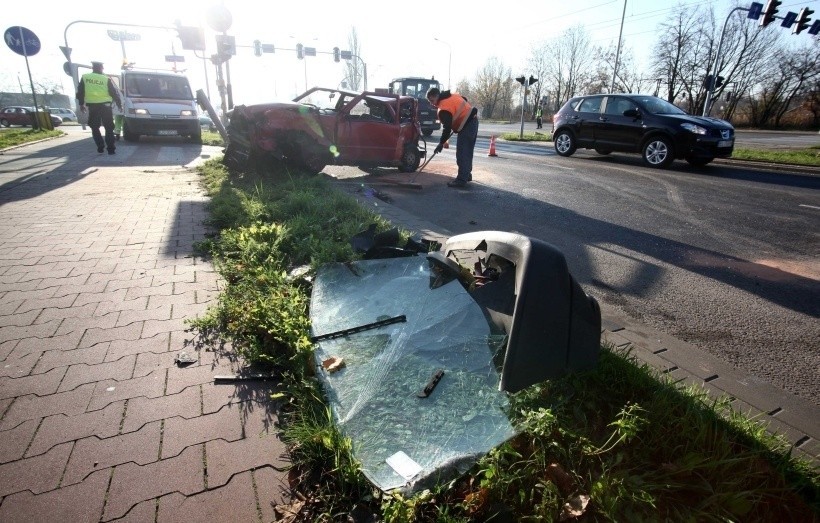 Wypadek al. Włókniarzy i ul. Srebrzyńska. 3 osoby ranne [zdjęcia, FILM]