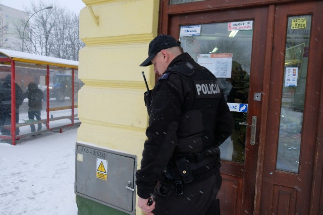 W Wojewódzkim Szpitalu w Przemyślu przebywa mężczyzna w wieku około 30-lat, który najprawdopodobniej został zraniony nożem w plecy.W środę karetka pogotowia ratunkowego zabrała poszkodowanego ze sklepu przy ul. Sanockiej. Jego życiu nie zagraża niebezpieczeństwo.- Na ten moment wyjaśniamy okoliczności tego zdarzenia - powiedziała sierż. szt. Marta Fac z Komendy Miejskiej Policji w Przemyślu.